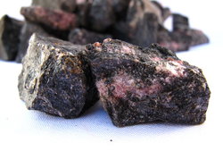Rhodonite Decor Rough (5-15g) 25kg (55LBS)