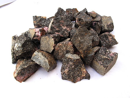 Rhodonite Decor Rough (15-30g) 25kg (55LBS)